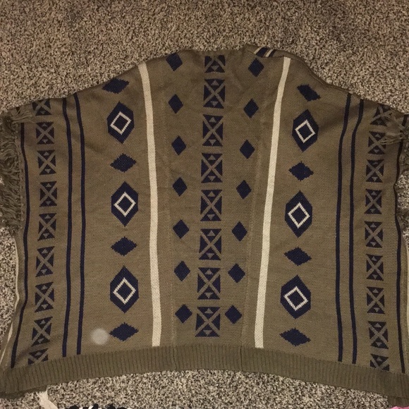 Very J women’s Small Boho Poncho Cover-Up, Southwestern Vibe, Tribal pattern - Picture 14 of 16